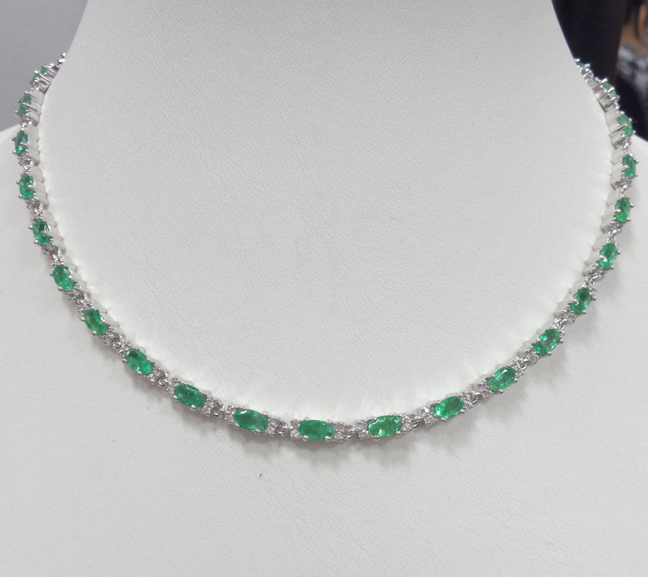 Серебряное колье с изумрудами